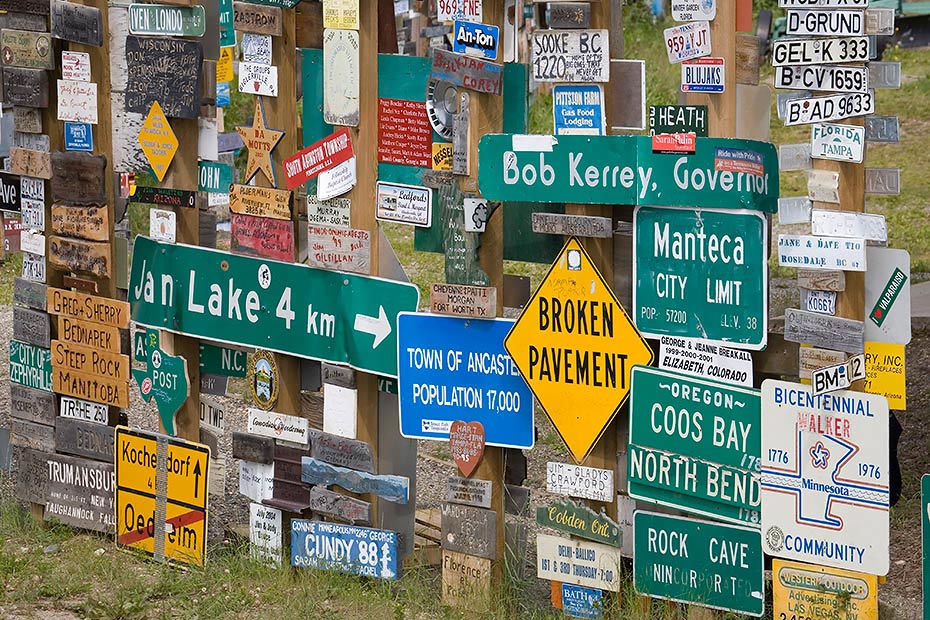 Schilderwald in Watson, Alaska Highway - Kanada, Sign forest in Watson