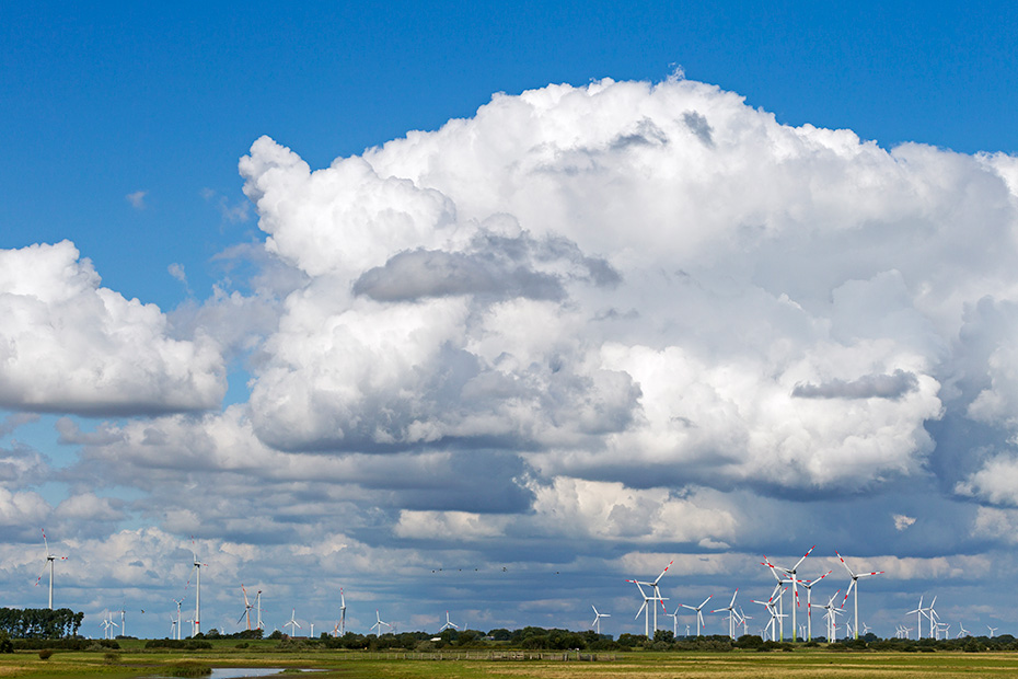 Windkraftraeder bei Sturm an der Nordsee, Kreis Dithmarschen  -  Schleswig-Holstein, Wind power stations on the North Sea coast