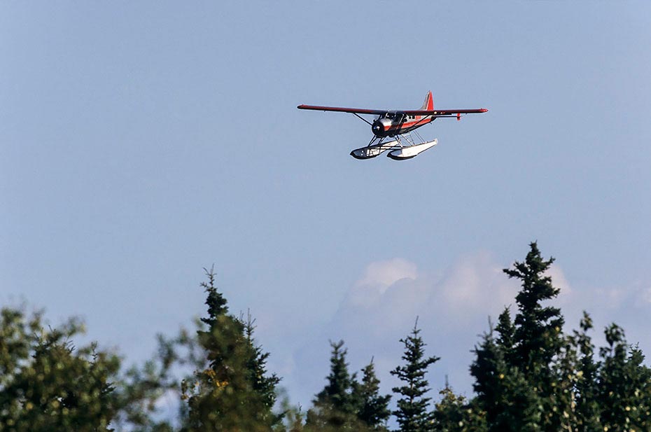 Wasserflugzeug im Landeanflug, Katmai-Nationalpark - (Alaska), Floatplane landing