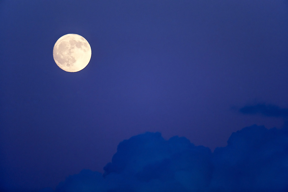 Vollmond und Wolken am Nachthimmel, Kreis Dthmarschen  -  Schleswig-Holstein  -  Deutschland, Full moon and clouds in the night sky