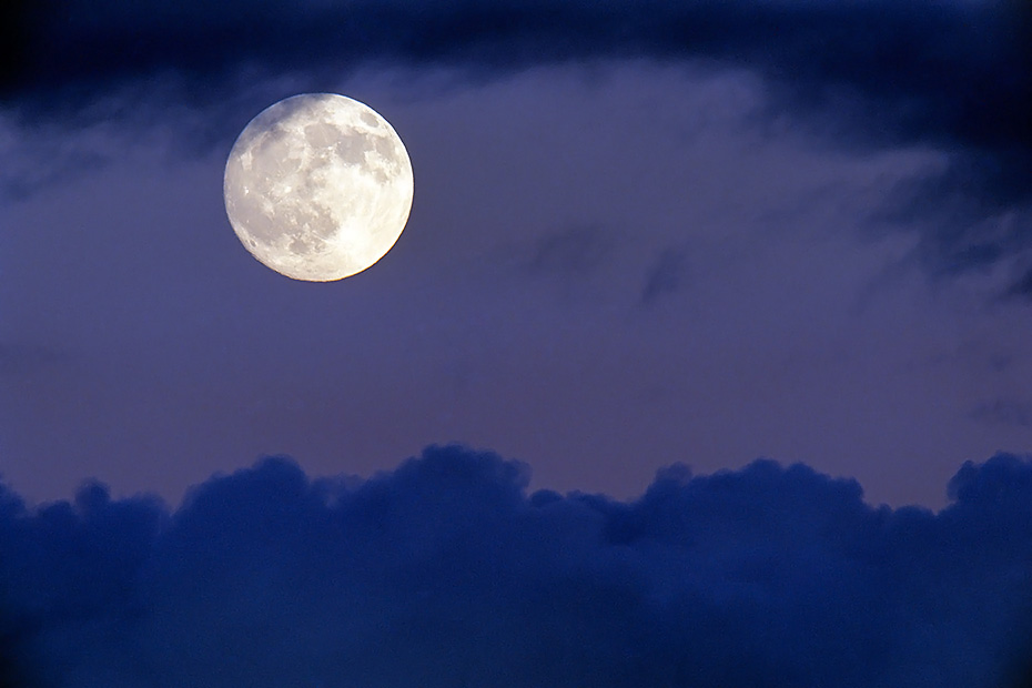 Vollmond und Wolken am Nachthimmel, Nordsee  -  Schleswig-Holstein  -  Deutschland, Full moon and clouds in the night sky