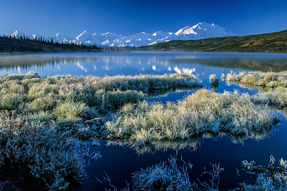 Aussicht am fruehen Morgen ueber den Wonder Lake zum Denali, Denali Nationalpark  -  Alaska, View at early morning over the Wonder Lake to Denali