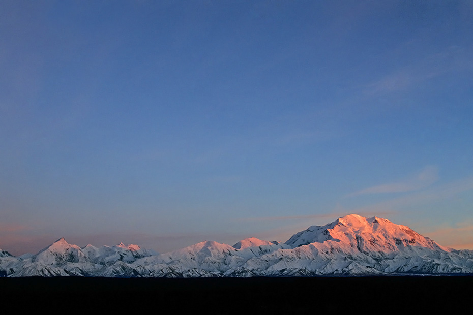 Denali und Mount Brooks mit Alpengluehen, Denali Nationalpark  -  Alaska, Denali and Mount Brooks with alpenglow