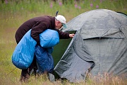 Andreas beim Zeltaufbau, Hyder - Alaska  (Juli 2008), Andreas build up his tent
