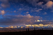 Denali, der hoechste Berg Nordamerikas von Wolken verdeckt, Denali Nationalpark  -  Alaska, Denali is the highest mountain peak in North America