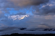 Der Gipfel des Denali ragt aus den Wolken, Denali Nationalpark  -  Alaska, The peak of Denali between clouds