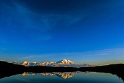 Mount Brooks, Denali und Mount Foraker im Abendlicht, Reflection Pond  -  Denali Nationalpark, Mount Brooks, Denali and Mount Foraker at dusk